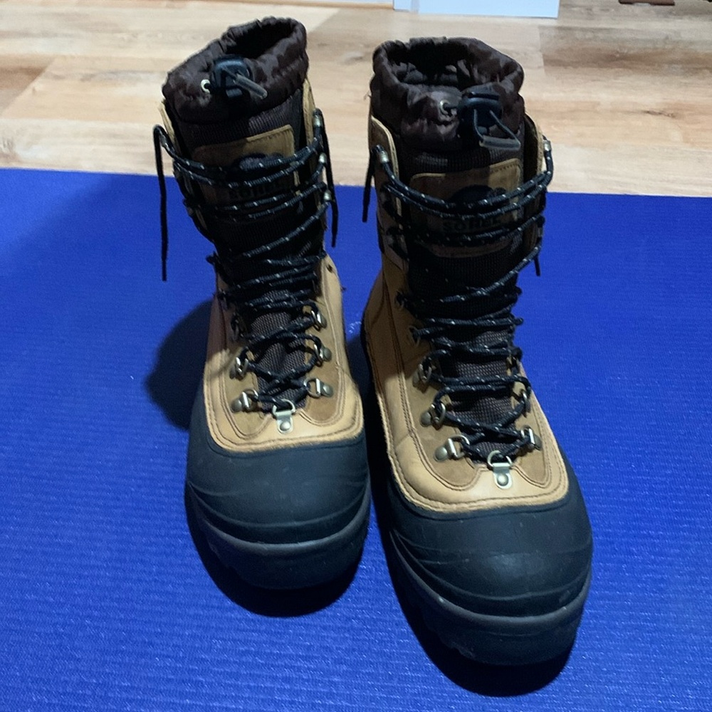 Sorel Boots Conquest Men size 13. Great condition. Worn very little.